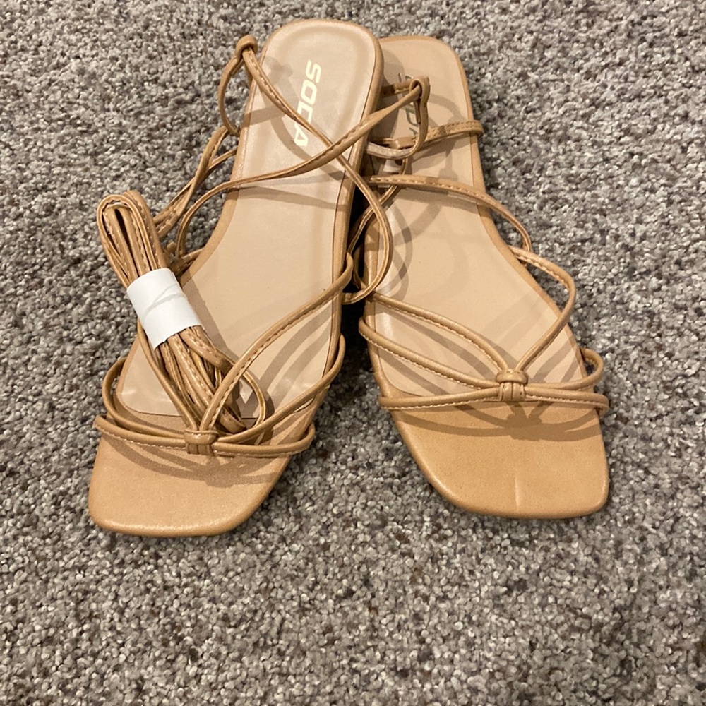 Size 8 tan sandals ties up the legs